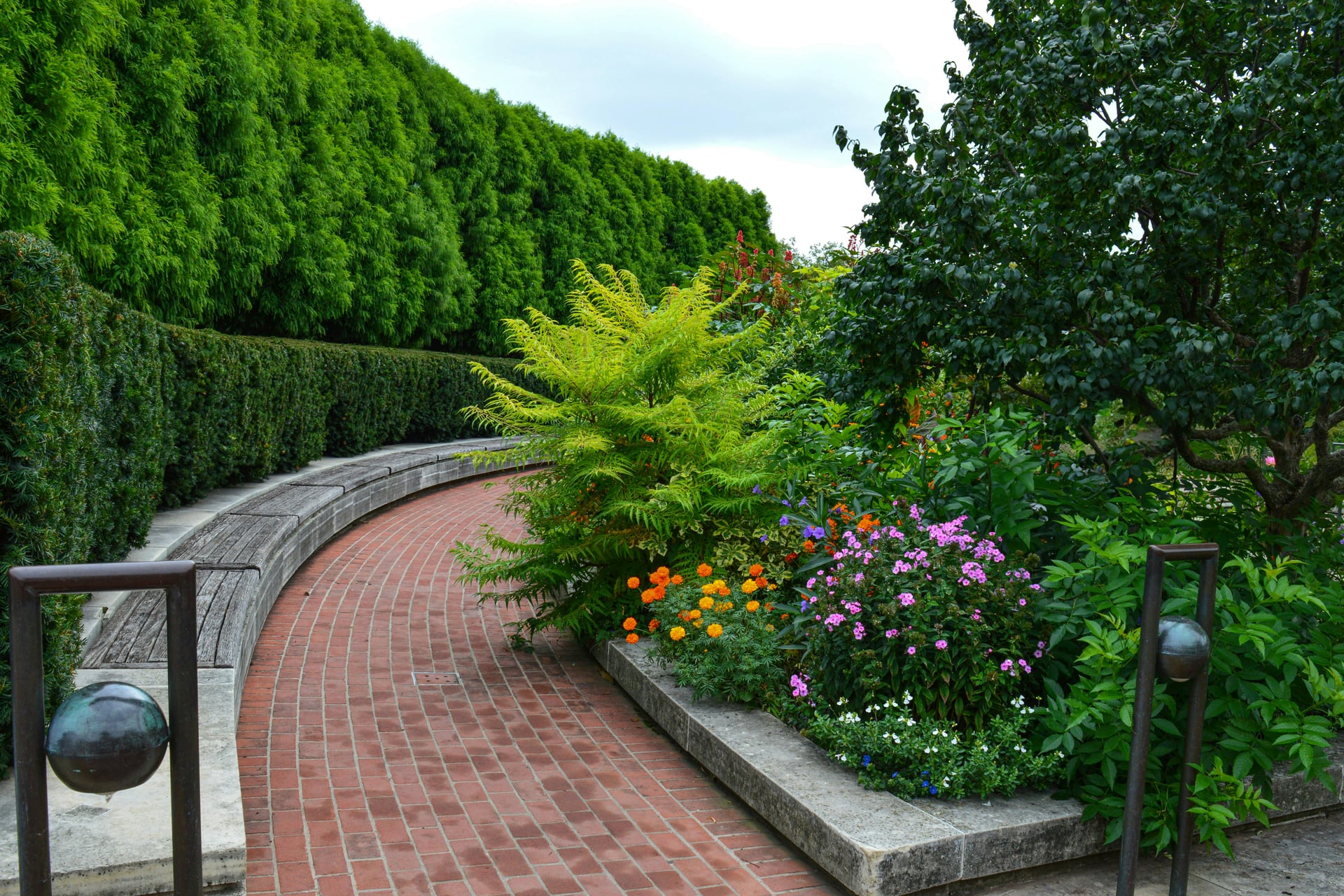 Tiled side garden with pebble beds and a lawn strip